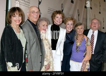Los Angeles, Stati Uniti. 07 agosto 2008. Valerie Harper, Gavin MacLeod, Betty White, Mary Tyler Moore, Georgie Engel, Cloris Leachman & ed Asner arrivo agli onori ATAS Betty White 'festeggiando 60 anni in televisione' alla Televisione Academy a No Hollywood, CA il 7 agosto 2008 © 2008 Kathy Hutchins / Hutchins Foto (Foto di Katrina Jordan / Sipa USA) Credit: Sipa USA / Alamy Live News Foto Stock