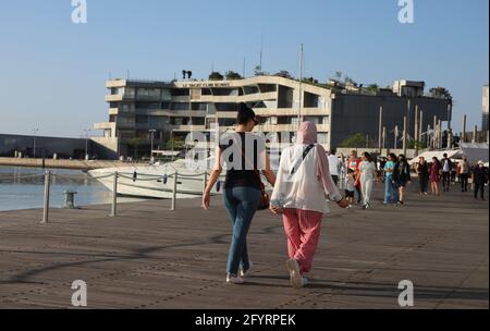 Beirut, Libano. 29 maggio 2021. Sabato sera tempo libero a Zaytunay Bay, Beirut, il 29 maggio 2021 in Libano. Persone che camminano sul lungomare (Elisa Gestri/Sipausa) Credit: Sipa USA/Alamy Live News Foto Stock