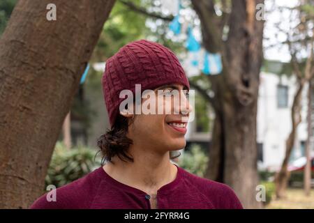 Giovane uomo ispanico che indossa un'api Foto Stock