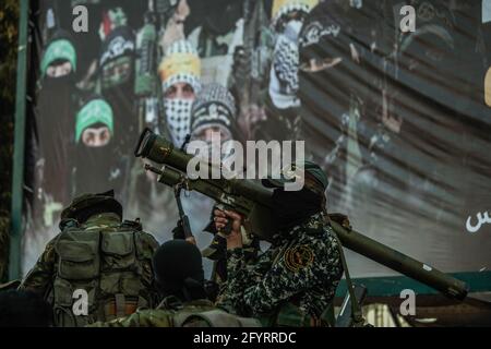 Gaza, Palestina. 29 maggio 2021. Combattenti con le Brigate Saraya al-Quds, l'ala armata del movimento islamico palestinese della jihad, nelle strade di Gaza durante i rally, più di una settimana dopo il cessate il fuoco ha portato alla fine di 11 giorni di ostilità tra Israele e Hamas. (Foto di Ramez Habboub/Pacific Press) Credit: Pacific Press Media Production Corp./Alamy Live News Foto Stock