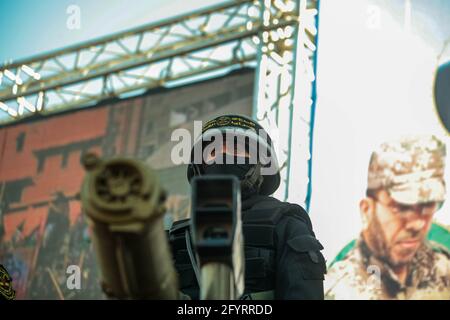 Gaza, Palestina. 29 maggio 2021. Combattenti con le Brigate Saraya al-Quds, l'ala armata del movimento islamico palestinese della jihad, nelle strade di Gaza durante i rally, più di una settimana dopo il cessate il fuoco ha portato alla fine di 11 giorni di ostilità tra Israele e Hamas. (Foto di Ramez Habboub/Pacific Press) Credit: Pacific Press Media Production Corp./Alamy Live News Foto Stock