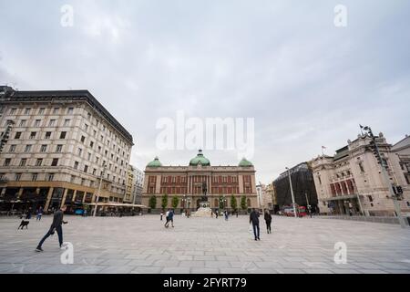 BELGRADO, SERBIA - 21 GIUGNO 2020: La gente che precipitò su Trg Republike nel pomeriggio con la statua del principe Mihailo (Knez Mihailo) e il Museo Nazionale, wh Foto Stock