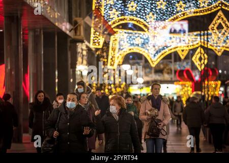 BELGRADO, SERBIA - 12 DICEMBRE 2020: Sfocatura selettiva su due donne anziane, amici, che camminano in inverno indossando una maschera respiratoria per le strade di Foto Stock