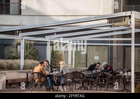 BELGRADO, SERBIA - 21 FEBBRAIO 2021: Persone che siedono sulla terrazza di un bar e ristorante del centro di belgrado rispettando la distanza sociale, mezzo m. Foto Stock