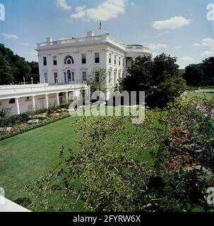 The White House Rose Garden, 24 agosto 1962. Il White House Rose Garden è un giardino che confina con l'Ufficio ovale e l'ala ovest della Casa Bianca a Washington, D.C., Stati Uniti. Il giardino è lungo circa 125 piedi e largo 60 piedi (38 metri per 18 metri, o circa 684m²). Equilibra il giardino Jacqueline Kennedy sul lato est del complesso della Casa Bianca. E' comunemente usato come palcoscenico per ricevimenti ed eventi mediatici grazie alla sua vicinanza alla Casa Bianca. Foto Stock