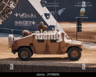 Abu Dhabi, Emirati Arabi Uniti - 20 febbraio 2013: HMMWV (Hight Mobility Multipurpose Wheeled Vehicle) nelle forze armate degli Emirati Arabi Uniti Foto Stock