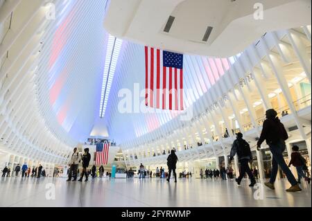 New York, New York, Stati Uniti. 29 maggio 2021. Il World Trade Center Oculus è illuminato di rosso, bianco e blu con bandiere americane in mostra in riconoscimento del Memorial Day il 29 marzo 2021 a New York, New York. Mike Lawrence/CSM/Alamy Live News Foto Stock