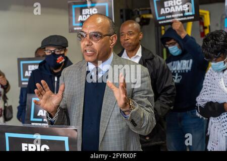 NEW YORK, NY – MAGGIO 29: Il vescovo Mitchell Gordon Taylor aderisce a una conferenza stampa tenutasi il 29 maggio 2021 a New York. Eric Adams, candidato sindaco di New York City e presidente del distretto di Brooklyn, ha annunciato, alle Queensbridge Houses nel quartiere delle Queens, il suo "piano di ripresa economica" per aiutare le centinaia di migliaia di residenti che vivono all'interno della New York City Housing Authority. Credit: Ron Adar/Alamy Live News Foto Stock