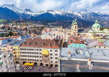 Innsbruck, Austria - 11 APRILE 2015 - Vista aerea del centro storico di Innsbruck mostra il famoso Goldenes Dachi e le splendide catene montuose innevate nel backgr Foto Stock