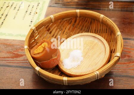 Uova cotte con acqua calda Foto Stock