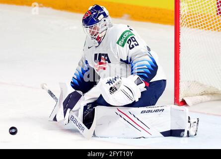 Riga, Lettonia. 29 maggio 2021. Il portiere degli Stati Uniti Jake Oettinger cerca di salvare durante la partita del Gruppo B contro la Norvegia al Campionato del mondo di hockey su ghiaccio IIHF 2021 a riga, Lettonia, 29 maggio 2021. Credit: Edijs Palens/Xinhua/Alamy Live News Foto Stock