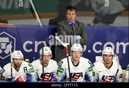 Riga, Lettonia. 29 maggio 2021. Jack Capuano (TOP), capo allenatore degli Stati Uniti, reagisce durante la partita del Gruppo B contro la Norvegia al campionato mondiale di hockey su ghiaccio IIHF 2021 a riga, Lettonia, 29 maggio 2021. Credit: Edijs Palens/Xinhua/Alamy Live News Foto Stock