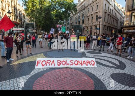 Barcellona, Spagna. 29 maggio 2021. Un banner che recita, uscire Bolsonaro, visto a terra durante la manifestazione.il giorno segnato da manifestazioni nelle principali città del Brasile contro il presidente brasiliano, Jair Bolsonaro. I brasiliani di Barcellona hanno protestato sulle Ramblas di Barcellona per unirsi alle proteste del loro paese natale. (Foto di Thiago Prudencio/SOPA Images/Sipa USA) Credit: Sipa USA/Alamy Live News Foto Stock