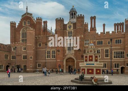 Ingresso dell'orologio, Hampton Court Palace, Londra, Inghilterra Foto Stock