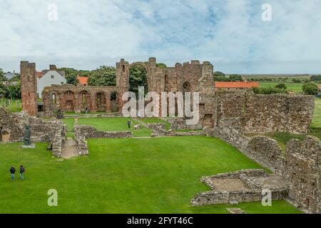 Rovine di Lindisfarne Priory, Northumberland, Inghilterra Foto Stock