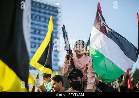 Gaza, Palestina. 29 maggio 2021. I sostenitori delle Brigate Saraya al-Quds, l'ala armata del movimento islamico della jihad palestinese, partecipano alla sfilata per le strade della città di Gaza. (Foto di Mahmoud Issa/SOPA Images/Sipa USA) Credit: Sipa USA/Alamy Live News Foto Stock