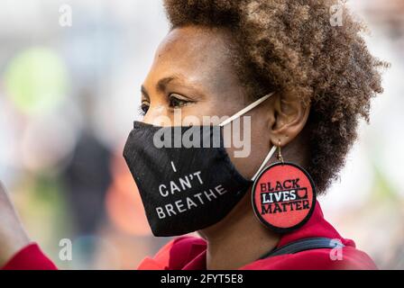 Londra, Regno Unito. 29 maggio 2021. Protestore indossando una maschera di faccia scritta non posso respirare con un orecchio che dice Black Lives Matters durante la manifestazione.in marzo 2021, il governo britannico ha proposto la polizia e la legge sul crimine 2021, pretendendo di espandere i diritti della polizia. Dalla sua pubblicazione, ha incontrato un diffuso scetticismo da parte del pubblico e successivamente è diventato oggetto di proteste. Sasha Johnson, l'attivista Black Lives Matter ha sostenuto una ferita alla testa a Peckham domenica 23 maggio (Foto di May James/SOPA Images/Sipa USA) Credit: Sipa USA/Alamy Live News Foto Stock