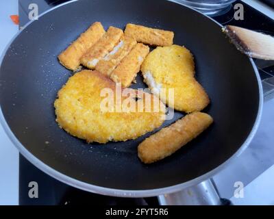 Vegan Schnitzel preparato al momento con bastoncini di pesce in frittura panoramica Foto Stock