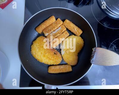 Gustoso vegan Schnitzel in una padella Foto Stock