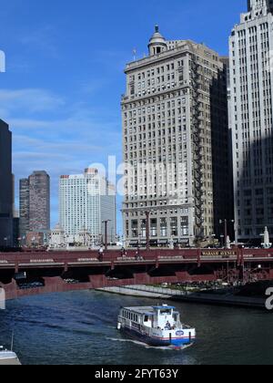 Chicago, USA - 14 settembre 2010: Una barca di taxi acqueo sul fiume Chicago sotto il Wabash Street Bridge Foto Stock