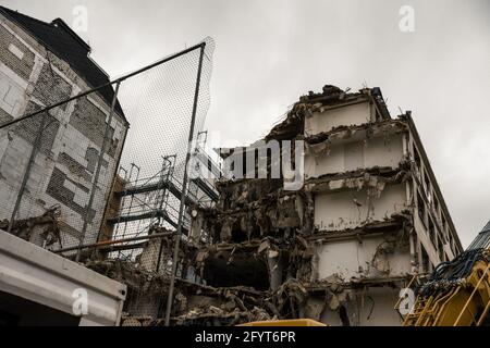 Una vista di un vecchio edificio parzialmente demolito nel Centro di Dusseldorf Foto Stock