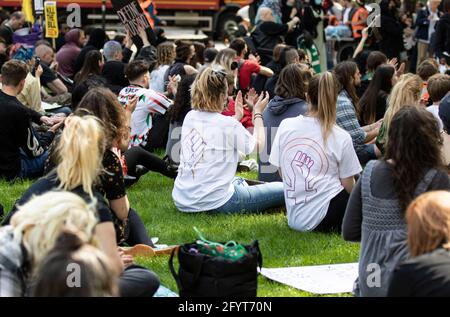 Londra, Regno Unito. 29 maggio 2021. I manifestanti sono visti ascoltare i discorsi durante la dimostrazione.nel marzo 2021, il governo britannico ha proposto il Police and Crime Bill 2021, che pretende di espandere i diritti della polizia. Dalla sua pubblicazione, ha incontrato un diffuso scetticismo da parte del pubblico e successivamente è diventato oggetto di proteste. Sasha Johnson, l'attivista Black Lives Matter ha sostenuto una ferita alla testa a Peckham domenica 23 maggio Credit: SOPA Images Limited/Alamy Live News Foto Stock