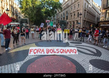 Barcellona, Spagna. 29 maggio 2021. Un banner che recita, uscire Bolsonaro, visto a terra durante la manifestazione.il giorno segnato da manifestazioni nelle principali città del Brasile contro il presidente brasiliano, Jair Bolsonaro. I brasiliani di Barcellona hanno protestato sulle Ramblas di Barcellona per unirsi alle proteste del loro paese natale. Credit: SOPA Images Limited/Alamy Live News Foto Stock