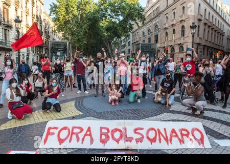 Barcellona, Spagna. 29 maggio 2021. Un banner che recita, uscire Bolsonaro, visto a terra durante la manifestazione.il giorno segnato da manifestazioni nelle principali città del Brasile contro il presidente brasiliano, Jair Bolsonaro. I brasiliani di Barcellona hanno protestato sulle Ramblas di Barcellona per unirsi alle proteste del loro paese natale. Credit: SOPA Images Limited/Alamy Live News Foto Stock