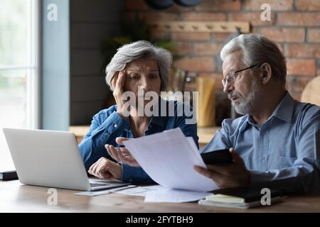 Le coppie anziane interessate discutono del debito bancario non pagato Foto Stock