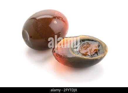uova conservate su sfondo bianco Foto Stock