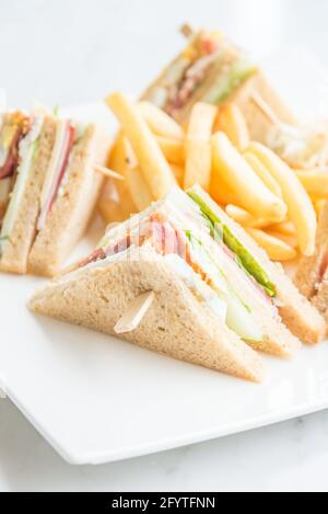 Club Sandwich in piastra bianca - selettivo punto di messa a fuoco Foto Stock