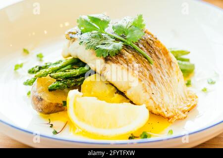 Barramundi grigliate o pangasius pesce e carne di manzo con verdure e limone in piastra - cibo sano stile Foto Stock