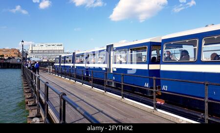 Treno elettrico sul molo di piacere più lungo del mondo a Southend-on-Sea, Regno Unito. Foto Stock