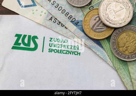 Lettera di ZUS (Zaklad Ubezpieczen Spolecznych) - Società polacca di previdenza sociale e denaro lucidato Foto Stock