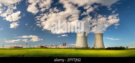 Centrale nucleare Temelin, torri di raffreddamento con vapore d'acqua bianco nel paesaggio, repubblica Ceca Foto Stock