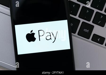 Cracovia, Polonia - 20 ottobre 2020: Iscrizione Apple Pay sullo schermo dello smartphone in primo piano. Apple Pay è un famoso servizio di pagamento elettronico e finanziario Foto Stock