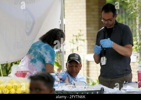 Houston, Stati Uniti. 29 maggio 2021. Un uomo (C) viene vaccinato contro il COVID-19 in un festival di vaccinazione a New Orleans, New Orleans, Louisiana, Stati Uniti, il 29 maggio; 2021. Credit: LAN Wei/Xinhua/Alamy Live News Foto Stock