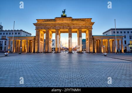 Il lato posteriore della famosa porta di Brandeburgo a Berlino prima dell'alba Foto Stock