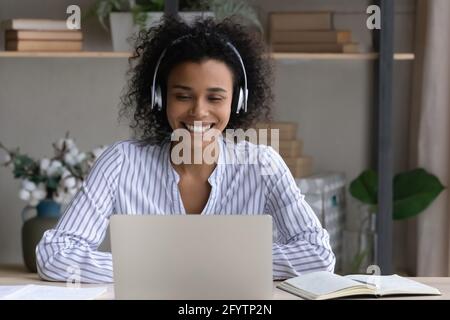 Sorridente studentessa biraciale parla in videochiamata Foto Stock