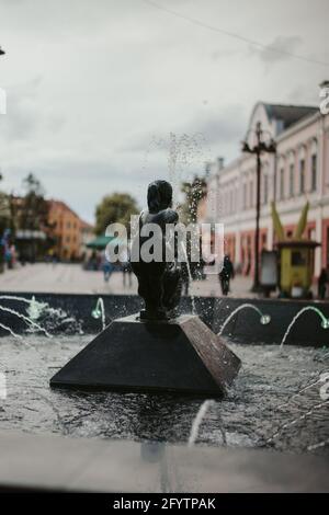 BRCKO, BOSNIA-ERZEGOVINA - 15 maggio 2021: Scatto diurno di 'Fontana della giovinezza' di Sead Ekmecic nel distretto di Brcko, Bosnia-Erzegovina Fontana ml Foto Stock