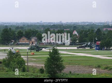 Mi-8 elicotteri di trasporto parcheggiati in una piccola base aerea militare russa nel complesso dell'aeroporto Yuzhno-Sakhalinsk chiamato anche Khomutovo nella città di Yuzhno-Sakhalinsk, nell'isola di Sakhalin, nell'Oceano Pacifico. Russia Foto Stock