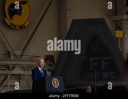 Il presidente degli Stati Uniti Joe Biden si rivolge alle truppe durante una visita alla base congiunta Langley-Eustis il 28 maggio 2021 a Newport News, Virginia. Biden ha parlato dell'importanza del sacrificio militare e ha ringraziato i membri per la loro continua dedizione alla difesa della nazione. Foto Stock