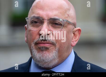 Londra, Regno Unito. 30 maggio 2021. Nadhim Zahawi fa un'intervista fuori dagli studi della BBC prima di comparire su 'The Andrew Marr Show'. Credit: Mark Thomas/Alamy Live News Foto Stock