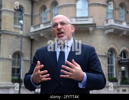 Londra, Regno Unito. 30 maggio 2021. Nadhim Zahawi fa un'intervista fuori dagli studi della BBC prima di comparire su 'The Andrew Marr Show'. Credit: Mark Thomas/Alamy Live News Foto Stock