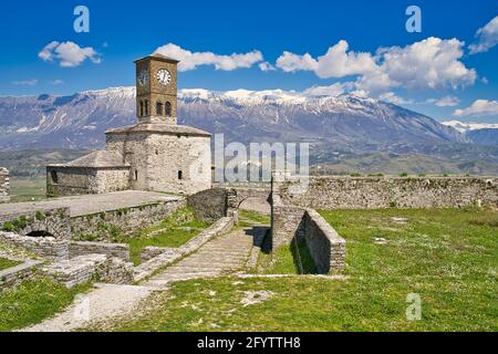 All'interno del castello di Gjirokastra con vista sulla torre dell'orologio Foto Stock