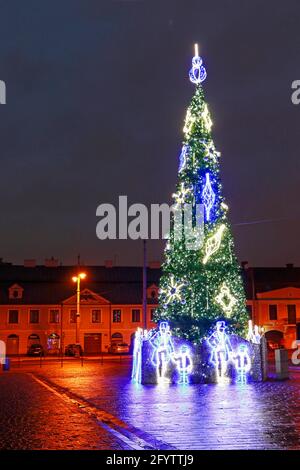 Tradizionale grande albero di natale di fronte al Municipio nel quartiere Podgorze di Cracovia, Polonia. Foto Stock