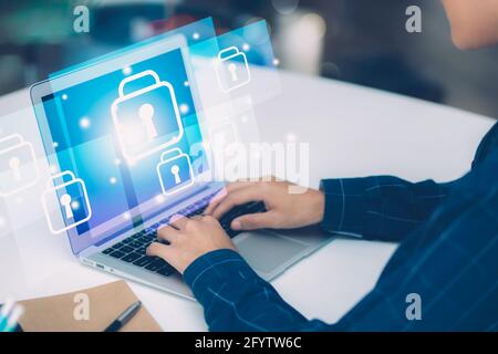 Rete digitale e sicurezza informatica per la sicurezza e la privacy dei dati, uomo d'affari che utilizza un computer portatile mentre visualizza futuristico blocco di sicurezza virtuale per Foto Stock
