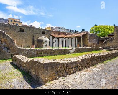 I bagni per uomini palaestra che servivano non solo come area ricreativa, ma anche come luogo di incontro e lounge all'aperto. - Terme centrali (Terme centrali) - rovine di Ercolano, Italia Foto Stock