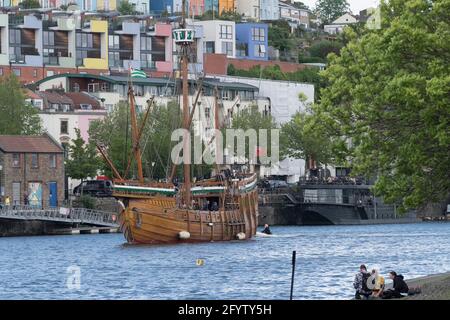 Nave a vela Matthew nel porto di Bristol. Colurful Bristol case in background. Foto Stock