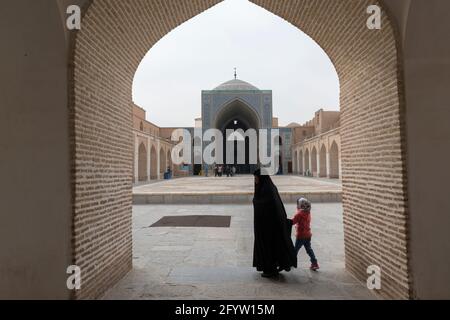 Madre e bambino entrano nel cortile della Moschea di Jameh a Yazd, nella provincia di Yazd, Iran. Foto Stock